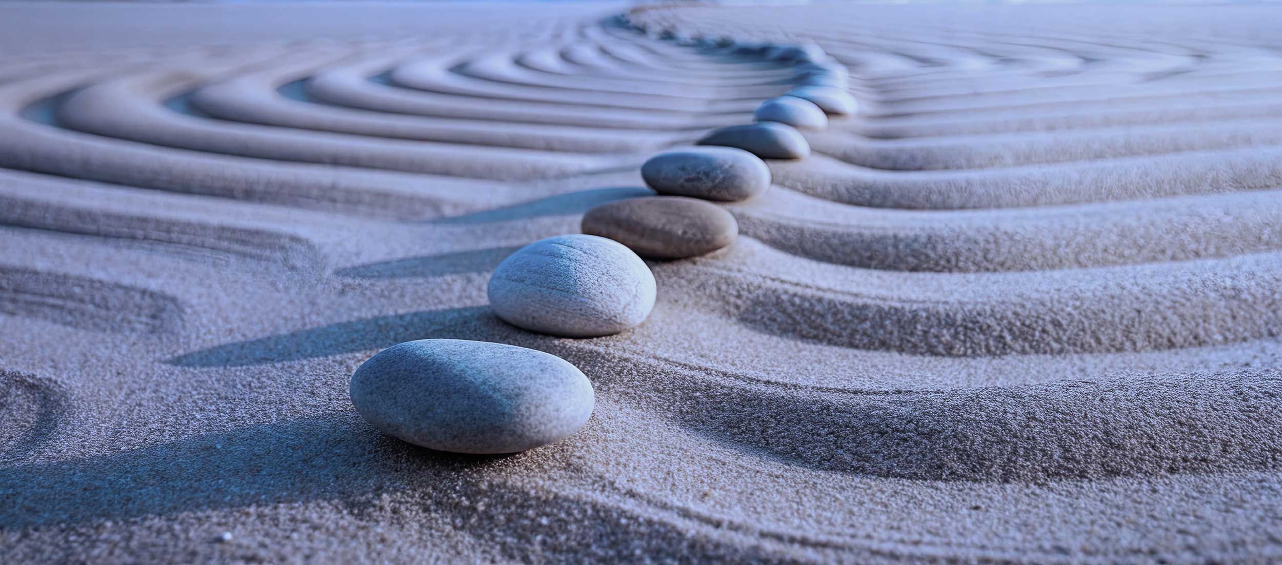 Steine in einer Linie im Sand